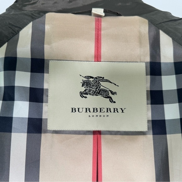 Burberry Women's Raincoat - Classic Elegance for Rainy Days 🌧️ - Picture 6 of 9